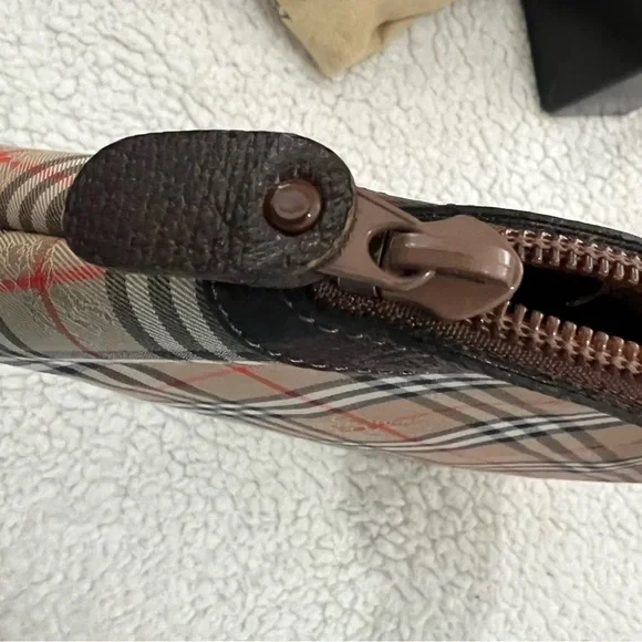 Burberry pouch like new - Picture 8 of 11